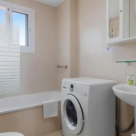 Beautiful 2 Bedroom Flat With Sunny Balcony Apartment *