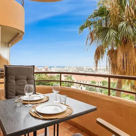 Beautiful 2 Bedroom Flat With Sunny Balcony Apartment *