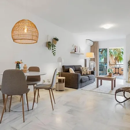 Apartment Beautiful 2 Bedroom Flat With Sunny Balcony *