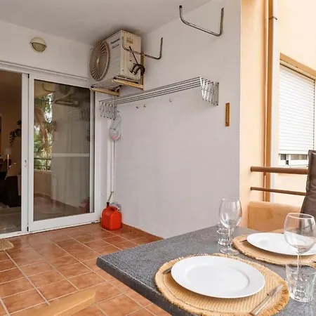 Beautiful 2 Bedroom Flat With Sunny Balcony Apartment