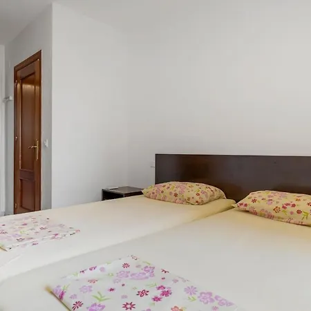 Beautiful 2 Bedroom Flat With Sunny Balcony Apartment