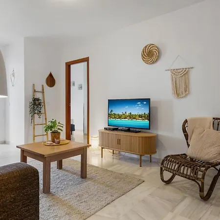 Beautiful 2 Bedroom Flat With Sunny Balcony Apartment *
