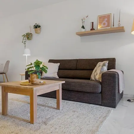 Beautiful 2 Bedroom Flat With Sunny Balcony Apartment